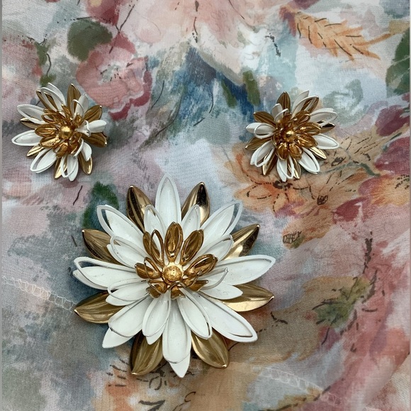 🎄🎄Vintage Sarah Coventry WaterLily 1966 Brooch Clip Earrings - Picture 1 of 6